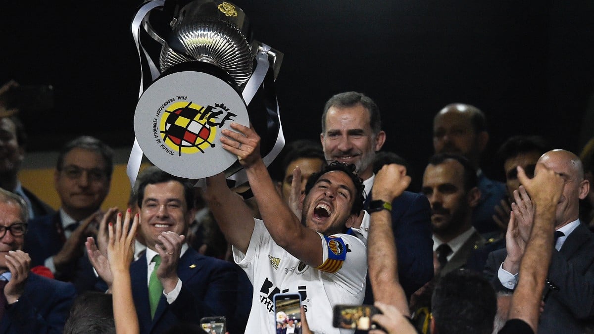 Parejo levanta la Copa del Rey tras ganar al Barcelona en 2019. (AFP)