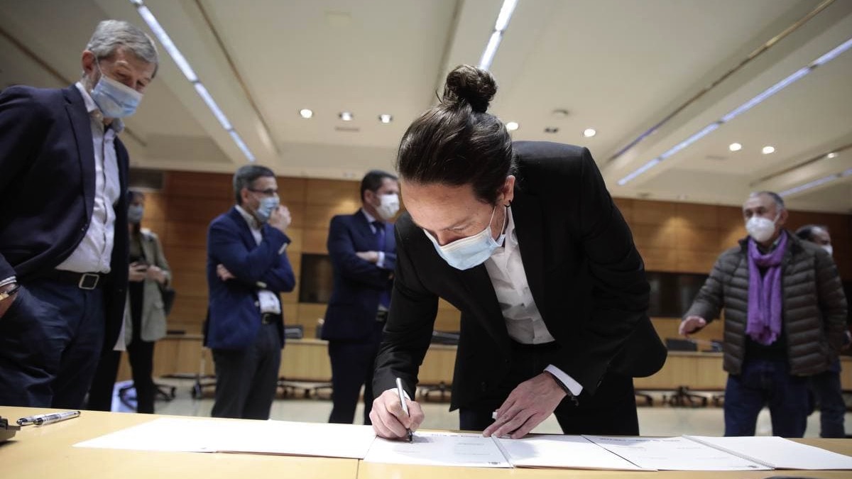 Pablo Iglesias firmando un pacto con sindicatos y patronales. (Foto: Ministerio)