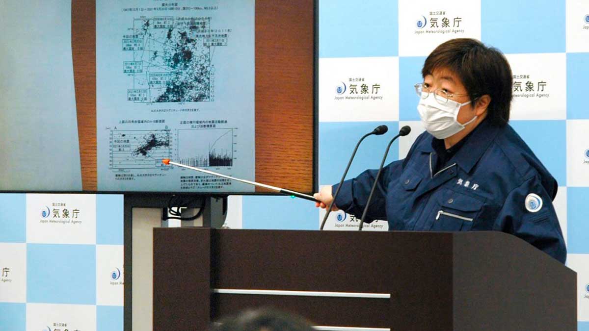 Un portavoz oficial de la agencia meteorológica de Japón en rueda de prensa tras el terremoto y la alerta de tsunami. Foto: AFP