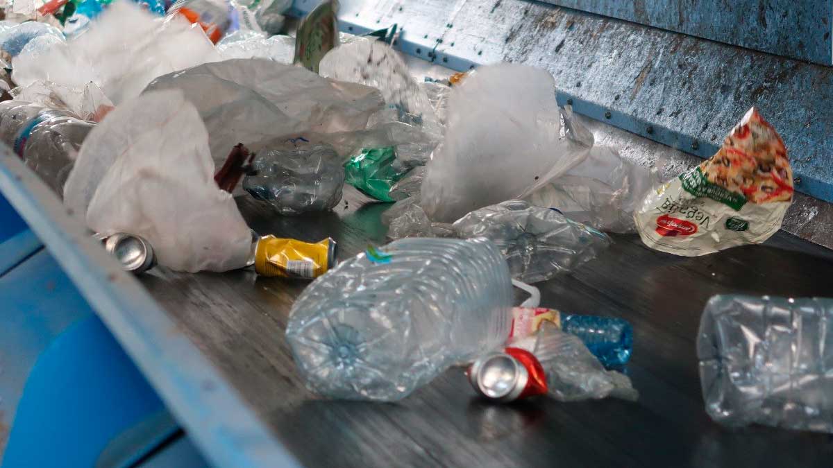 Plasticos desechables en una planta procesadora. Foto: EP