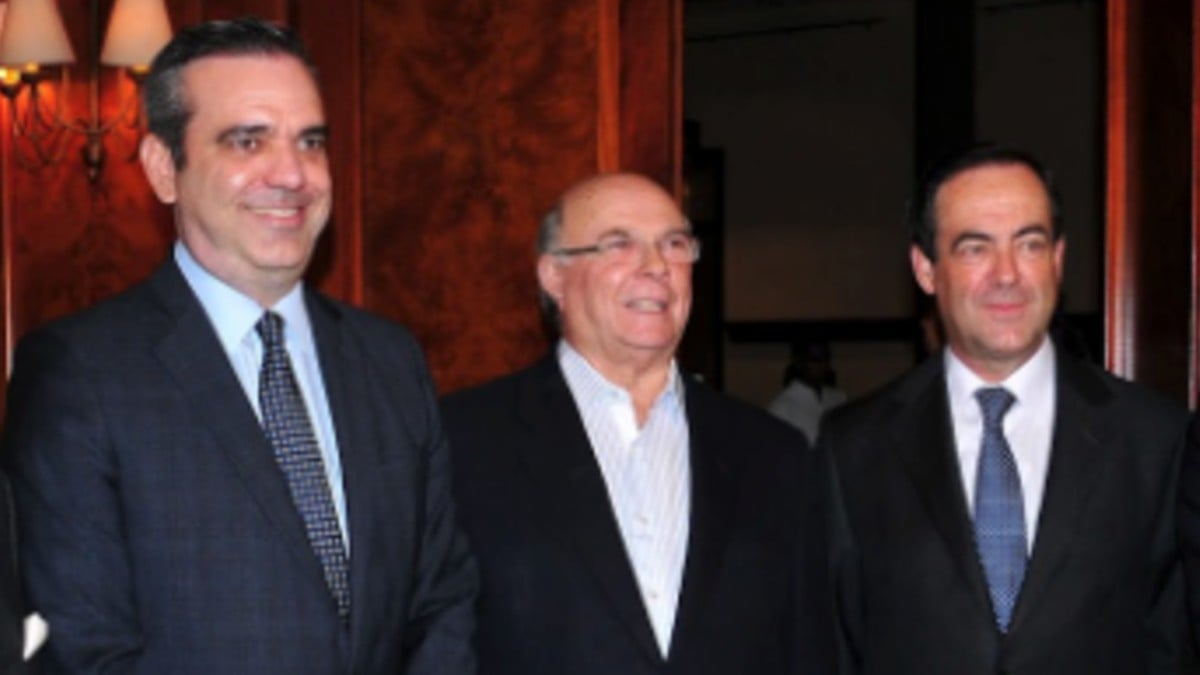 El presidente de República Dominicana Luis Abinader, el ex presidente de aquel país  Hipolito Mejía y el ex presidente de Castilla-La Mancha José Bono.