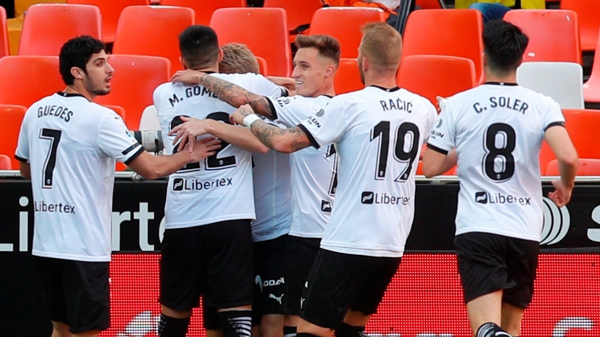 Los jugadores del Valencia celebran el gol de Wass ante el Granada. (EFE)