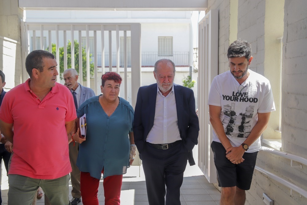 Sevilla.-Villalobos y alcaldesa de El Saucejo analizan los próximos proyectos y estudian un tanque de tormentas