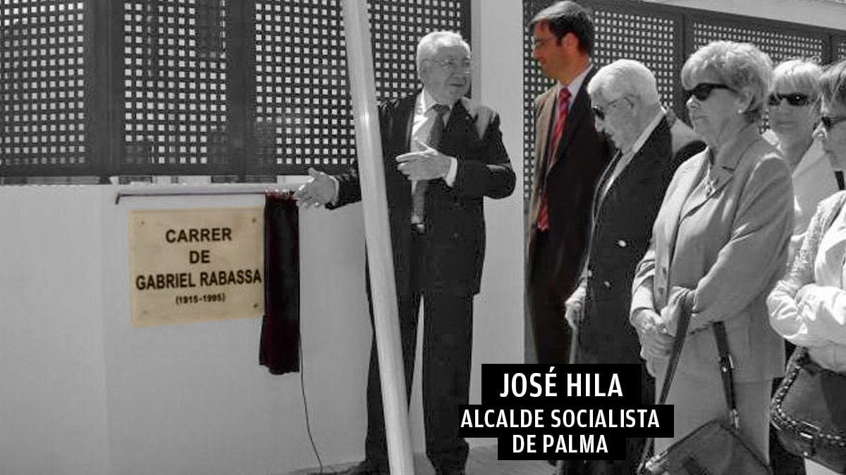 El alcalde socialista de Palma, José Hila (con un círculo), cuando inauguró la calle Gabriel Rabassa. (Foto: ‘Diario de Mallorca’)