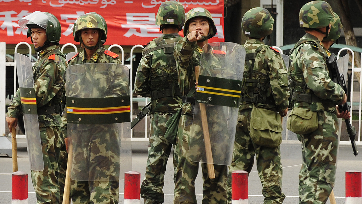 Policía china desplegada contra la minoría iugur.