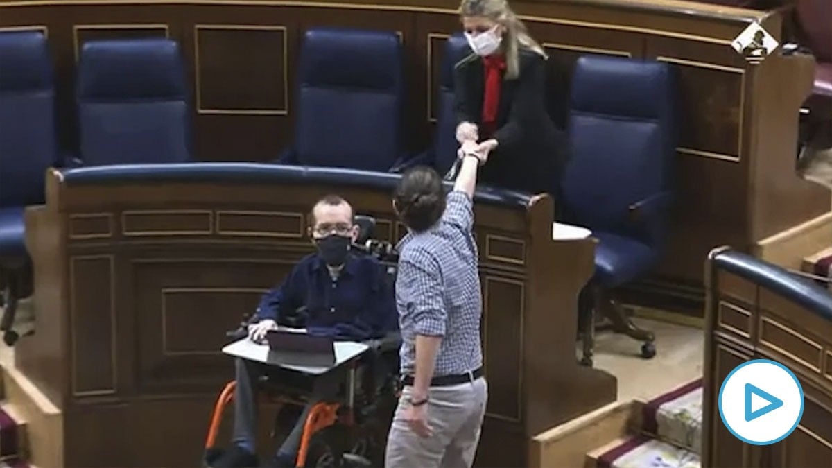 Pablo Iglesias despidiéndose este miércoles de los suyos en el Congreso de los Diputados.