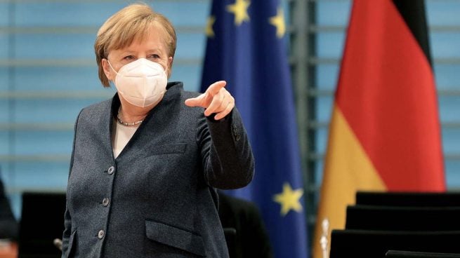 Merkel sale en defensa de mantener la protección de las patentes de la vacuna contra el Covid