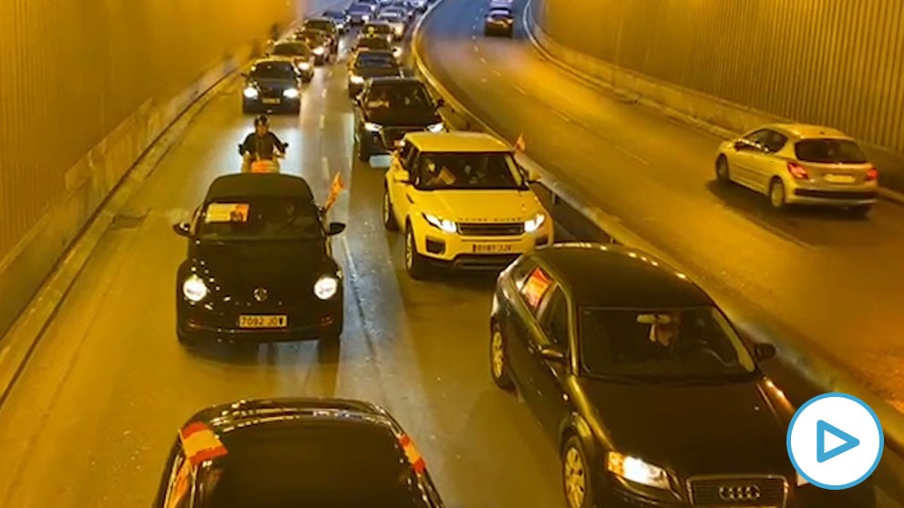 Caravana de coches en Murcia contra la moción de censura presentado por PSOE, Cs y Podemos contra el alcalde José Ballesta (PP).