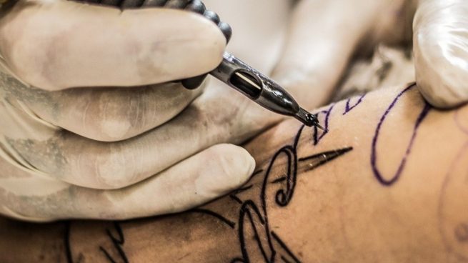 Un estudio de tatuajes utiliza una tinta que se borra a los 15 meses