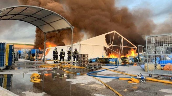 Controlado un gran incendio que ha afectado a cuatro naves en el madrileño barrio de Montecarmelo