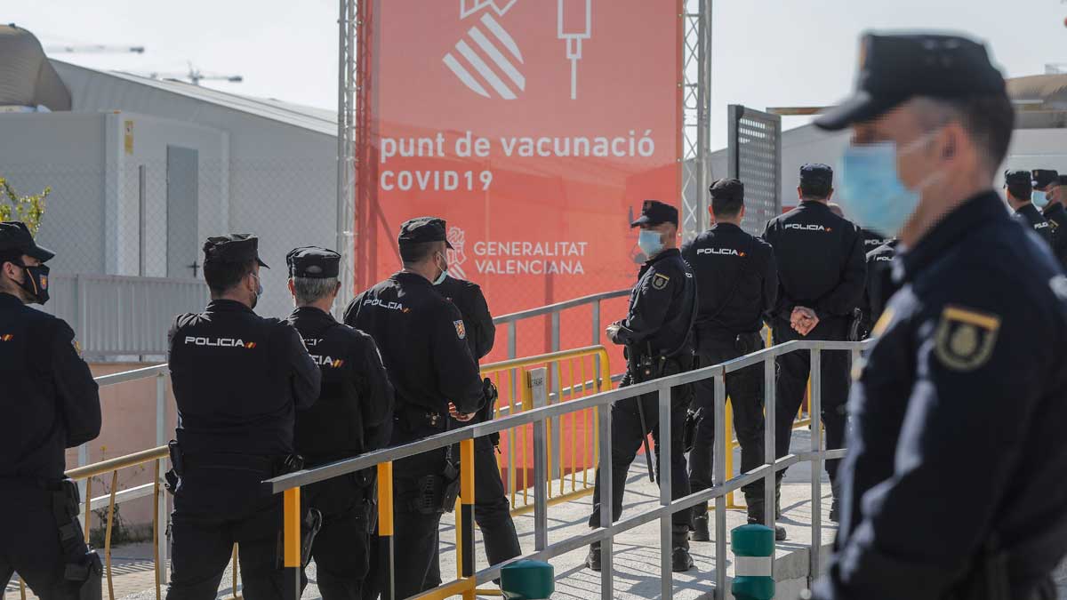 Agentes de la Policía Nacional esperan su turno para vacunarse en la Comunidad Valenciana. Foto: EP