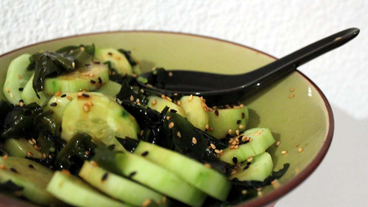Ensalada de algas con pepino y frutos secos, receta saludable