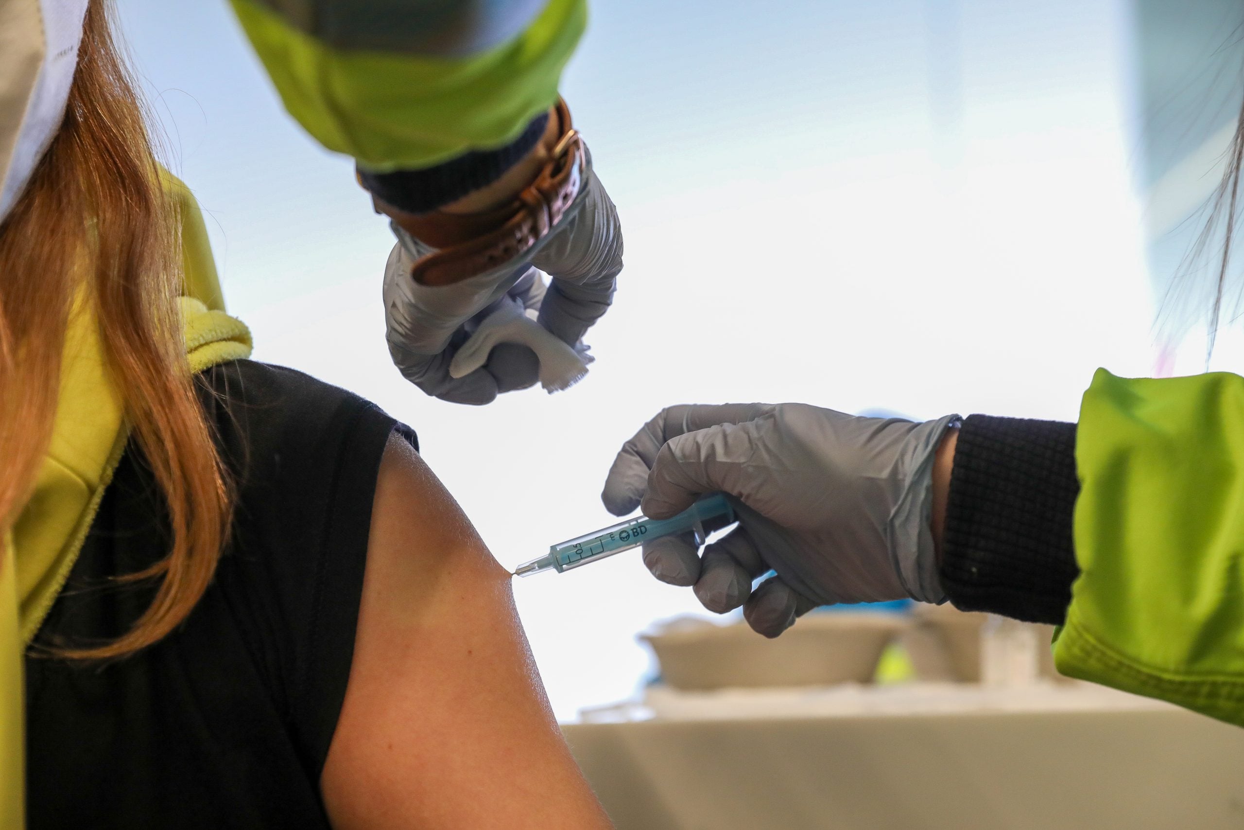 Una mujer recibe la vacuna contra el Covid.