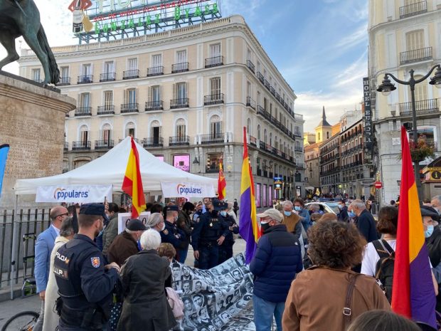 Franco obliga a retirar una carpa del PP en Sol para permitir una manifestación republicana