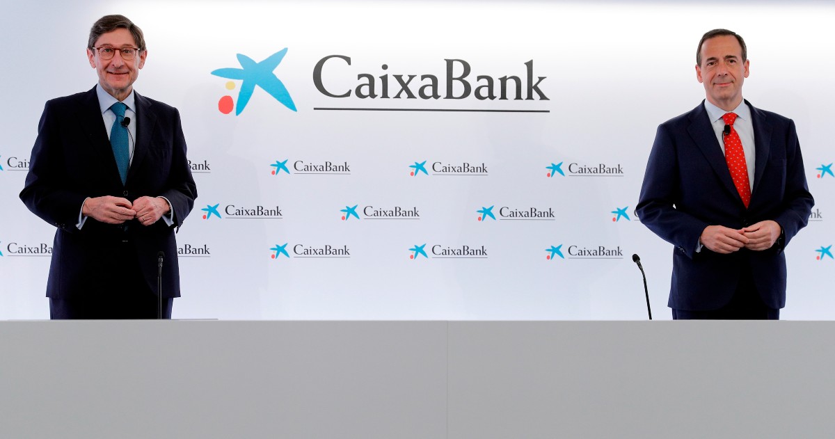 El presidente de CaixaBank, José Ignacio Goirigolzarri (i), y el consejero delegado de la entidad, Gonzalo Gortázar,