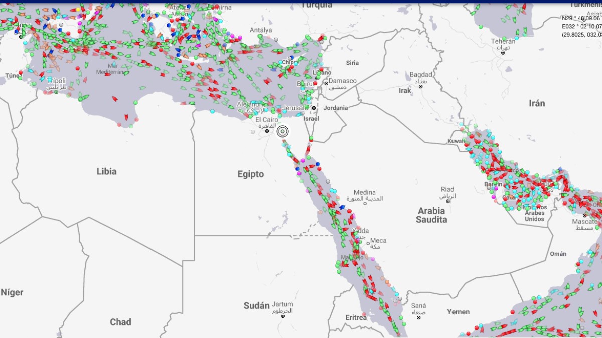 Tráfico marítimo en torno al Canal de Suez a las 17:20 horas del 26 marzo.