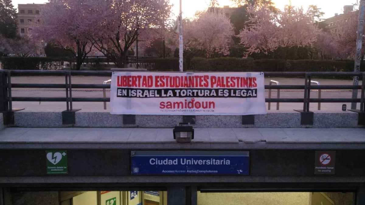 Una pancarta del grupo Samidoun en la parada de Metro de Ciudad Universitaria de Madrid. (Foto: @samidounspain)