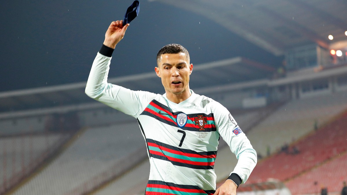 Cristiano Ronaldo lanza el brazalete después del gol fantasma. (Getty)