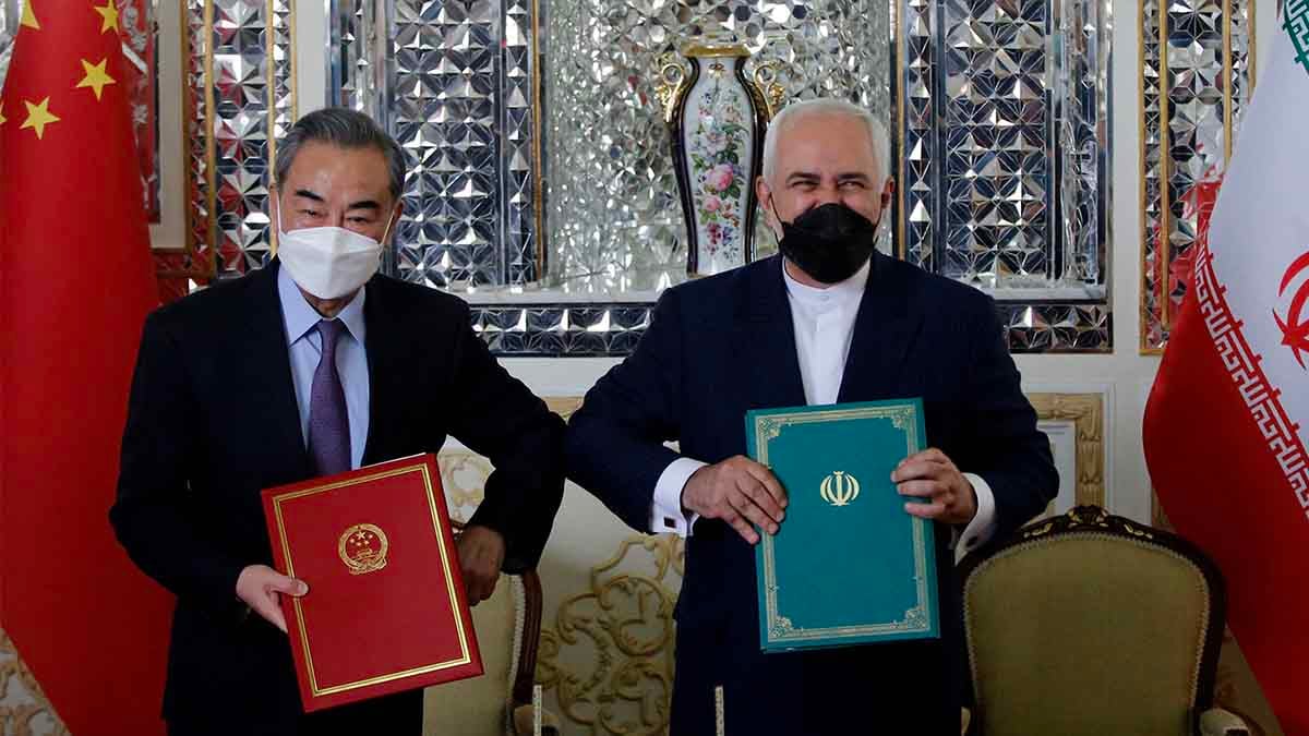 El ministro iraní de Exteriores Javad Zarif y su homólogo chino Wang Yi. Foto: EP