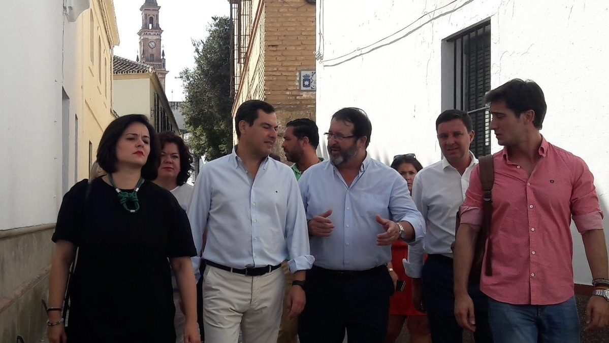 Juanma Moreno, flanquedo por Juan Ávila y Virginia Pérez, en una visita a Carmona (Sevilla).