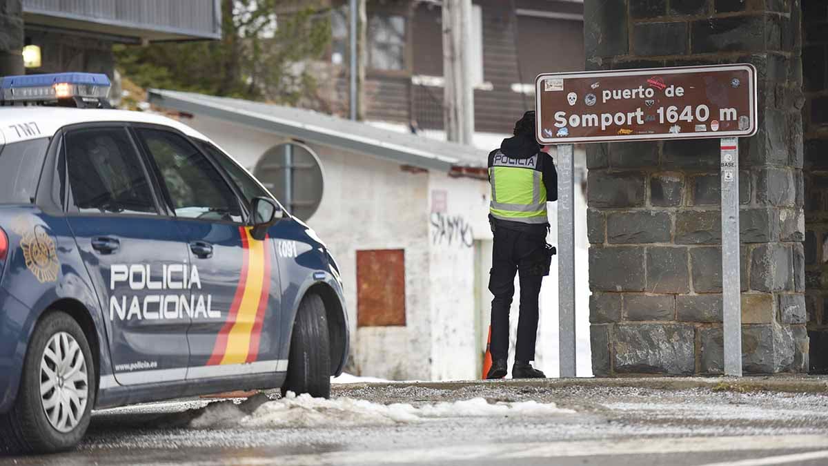 Un agente hace guardia en el puesto fronterizo de Somport (Huesca) entre España y Francia. Foto: EP