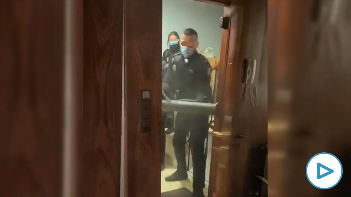 Varios policías nacionales se valieron de un ariete para entrar en una casa donde se celebraba una fiesta ilegal en Madrid.