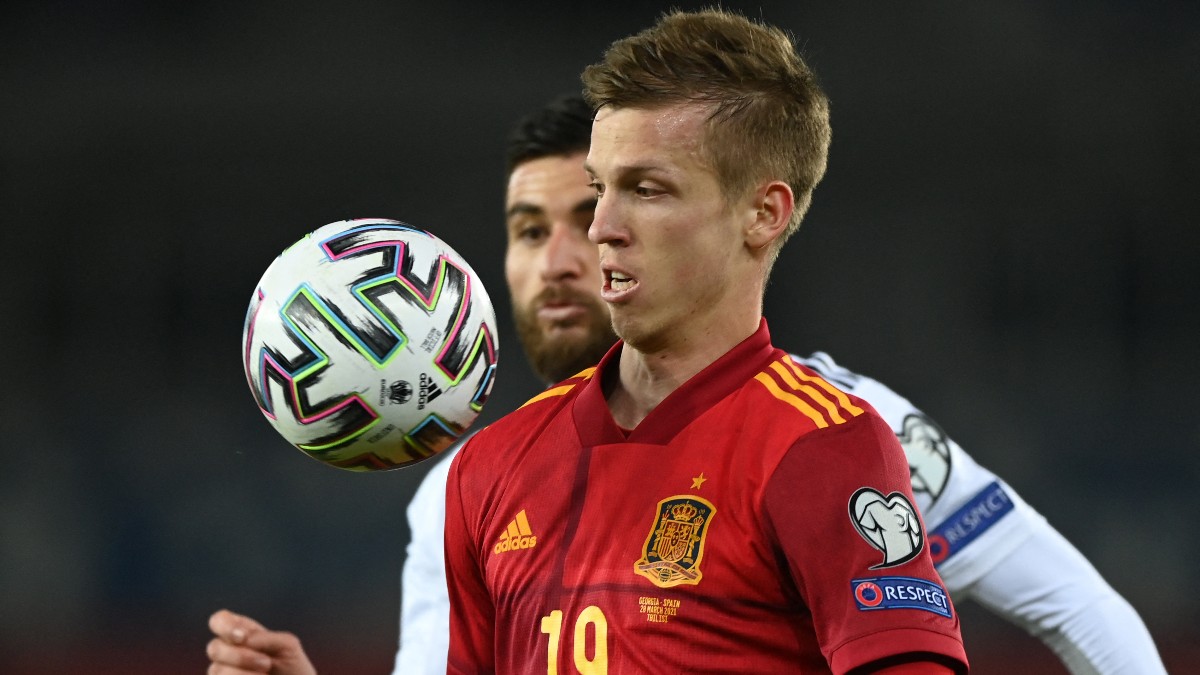 Dani Olmo controla un balón ante Georgia. (AFP)