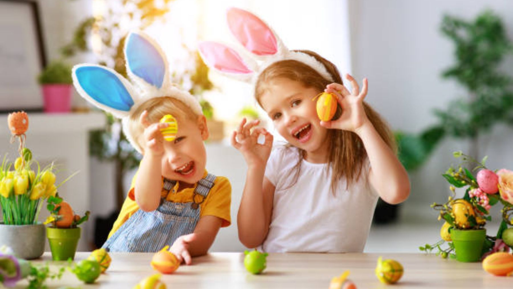 Cómo teñir huevos de Pascua, y más ideas de manualidades para niños