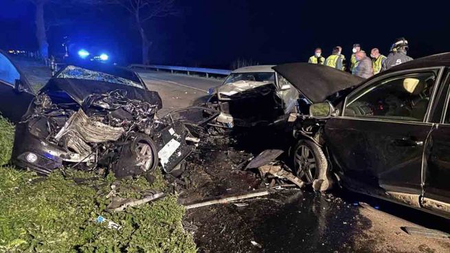 Una joven de 22 años muere y siete resultan heridas en un accidente entre tres coches en Asturias