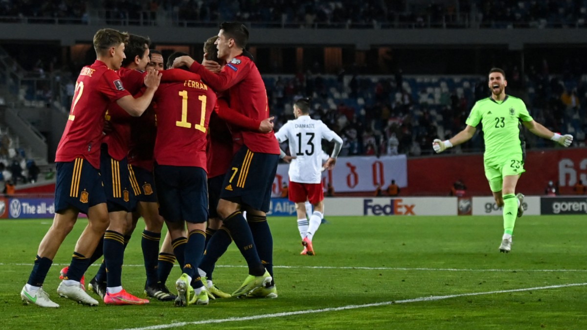 Los jugadores de España celebran el 1-2 ante Georgia. (AFP)