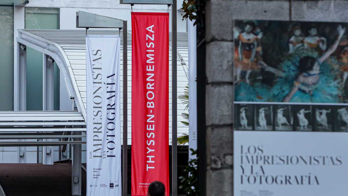 Banderolas a la entrada del museo Thyssen de Madrid.