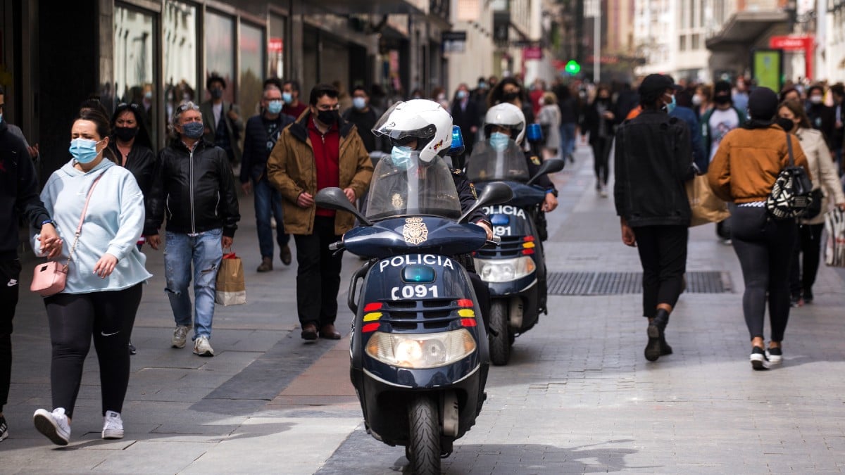 Imagen de archivo de dos policía nacionales en moto por el centro de la ciudad, en Madrid. (Foto: Europa Press)