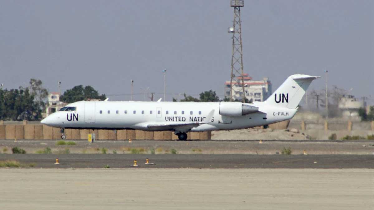 Un avión aterriza en el aeropuerto de Adén en Yemen.
