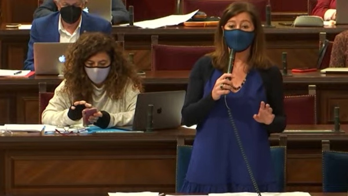 La presidenta del Govern balear, Francina Armengol, durante un pleno del Parlament. (Foto: Europa Press)