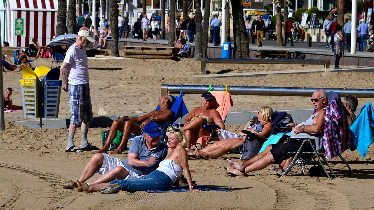 Ciudadanos británicos disfrutan de la playa en Benidorm. Foto: AFP