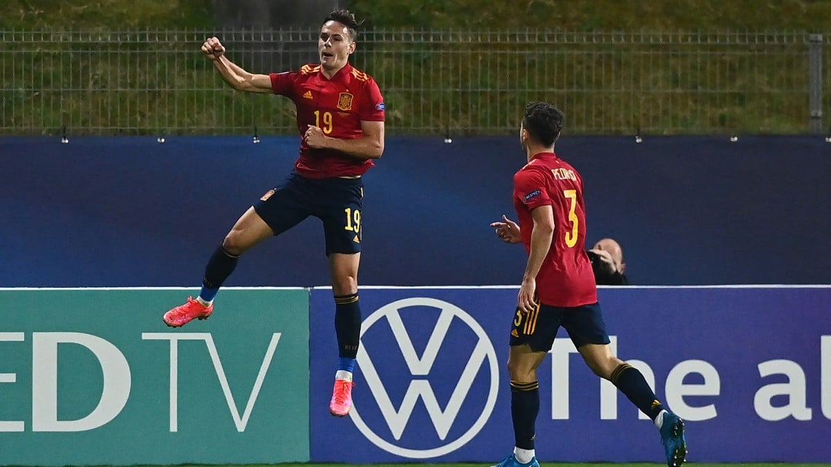 Dani Gómez celebra un gol con España Sub-21