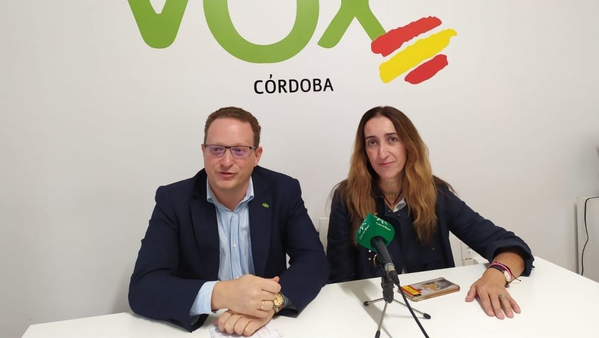 José Ramírez del Río y Paula Badanelli en la sede de Vox en Córdoba.