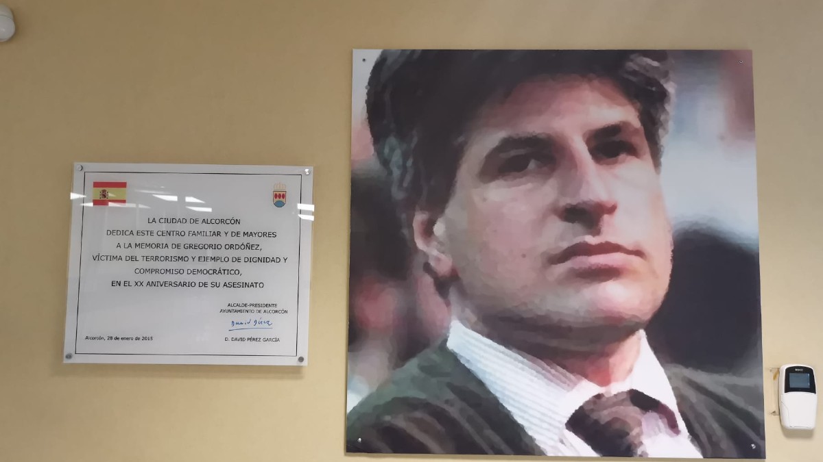 Retrato y placa homenaje a Gregorio Ordoñez en el centro que lleva su nombre en Alcorcón.