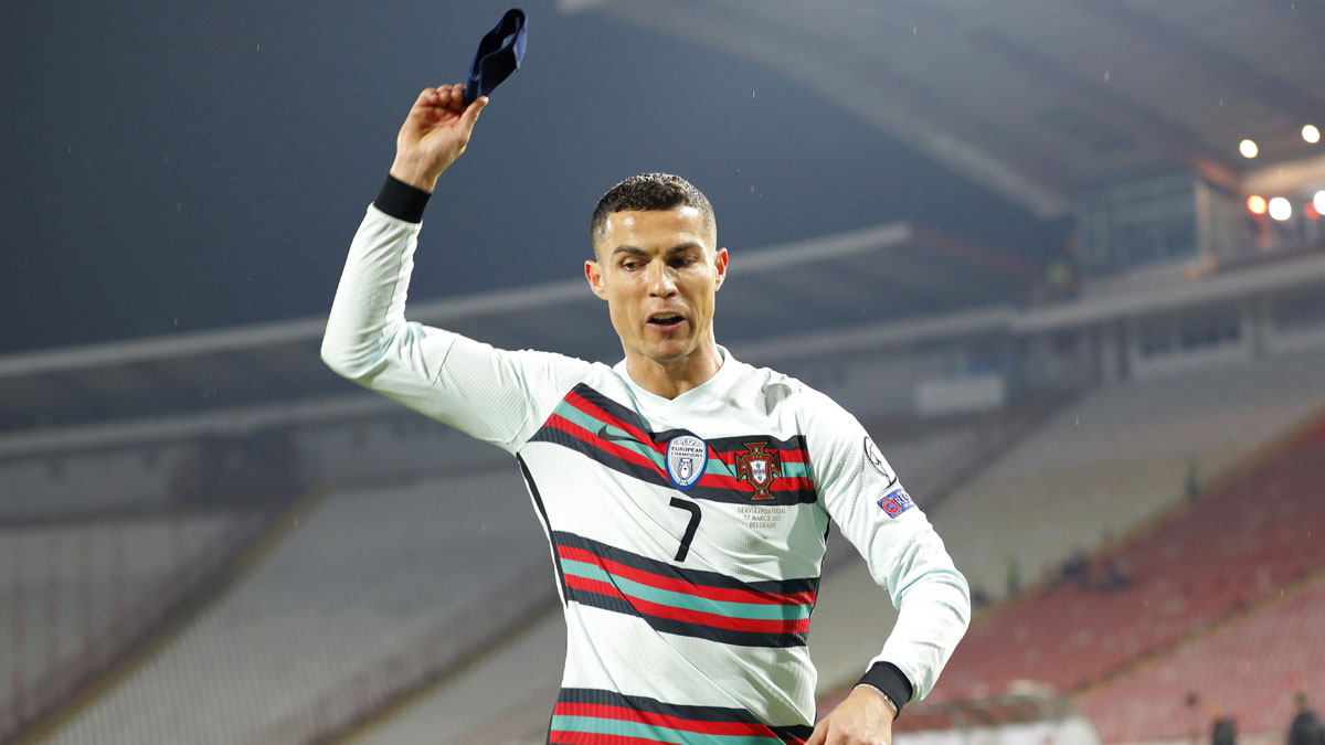 Cristiano Ronaldo lanza al suelo su brazalete durante el partido ante Serbia (Getty)