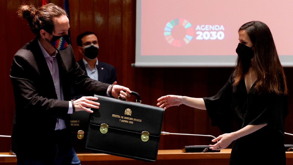 Pablo Iglesias entregando la cartera de Derechos Sociales y Agenda 2030 a Ione Belarra. (Foto: EFE)