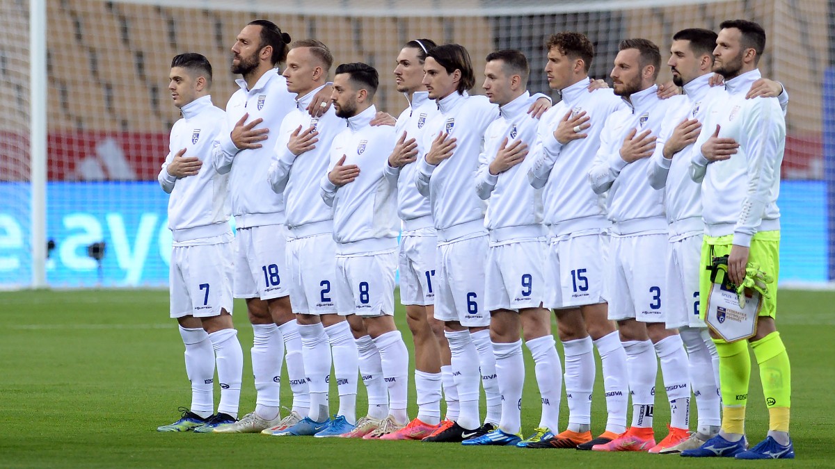 Los jugadores de Kosovo, durante el himno. (AFP)