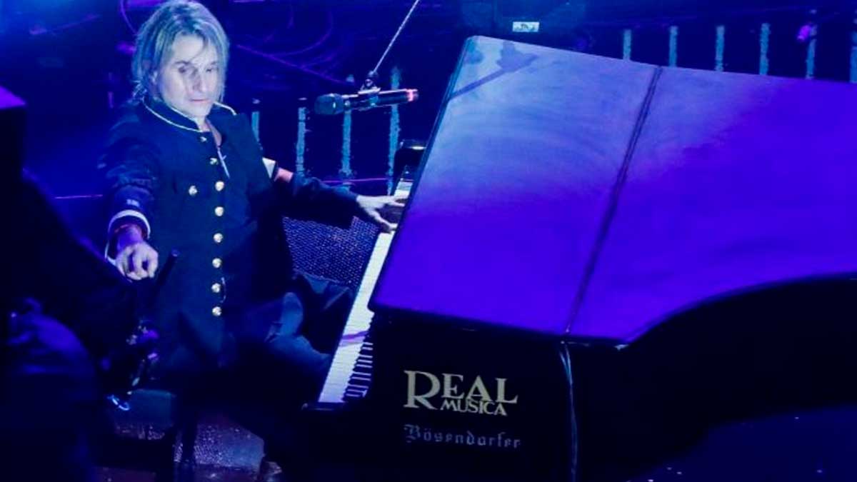 El cantante Nacho Cano durante el homenaje a las víctimas del coronavirus que se celebró en la madrileña Puerta del Sol durante la Nochevieja.