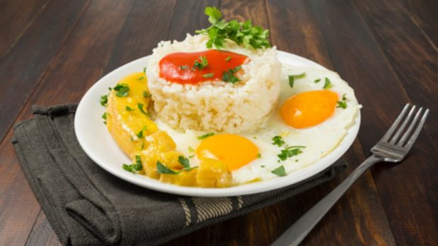 Arroz a la cubana con plátano frito, receta para conseguir el mejor plato completo