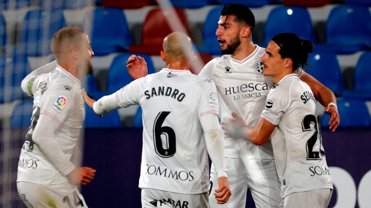 Los jugadores del Huesca celebran un gol de Rafa Mir. (EFE)