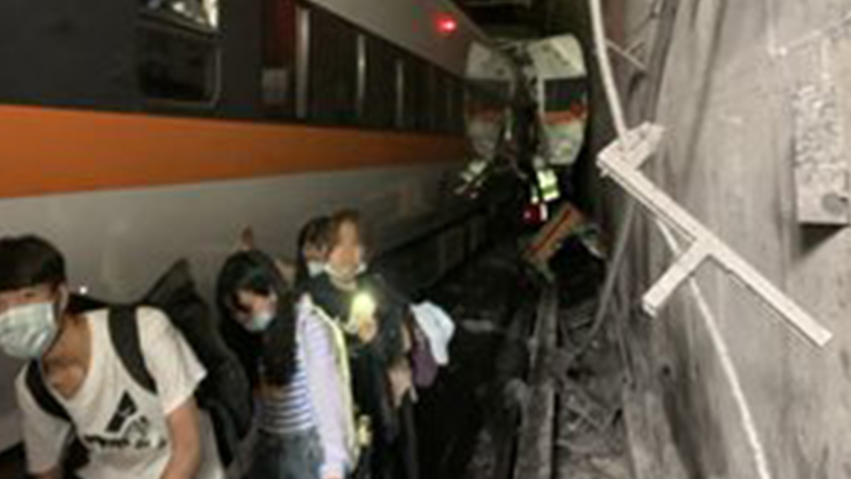 Una de las primeras imágenes del tren accidentado de Taiwán.