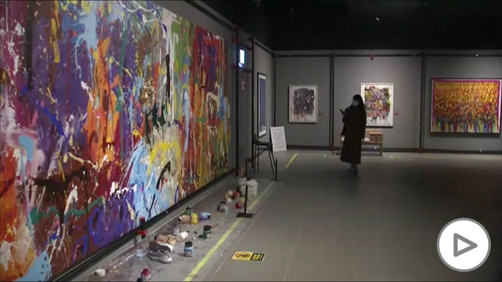 Una pareja pinta sobre una obra abstracta valorada en 500.000 dólares, pensando que era “arte participativo”.