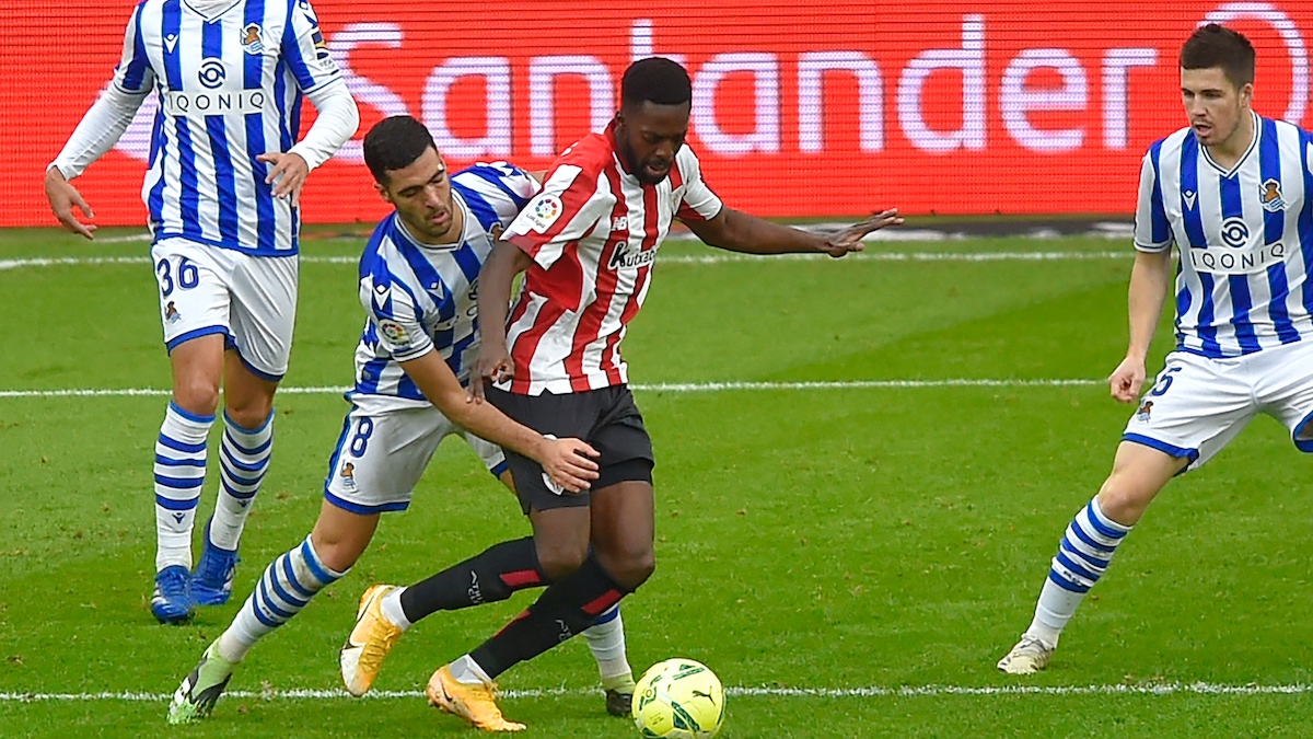 Williams se zaga de Mikel Merino en un Athletic-Real Sociedad en San Mamés. (AFP)
