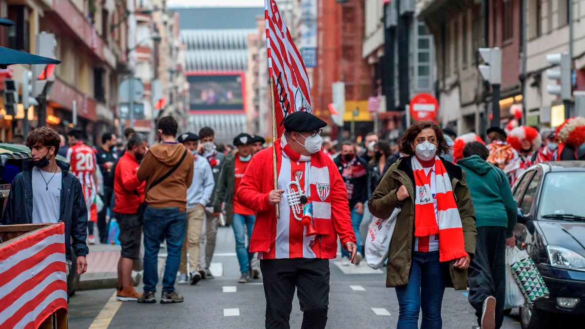 Aficionados del Athletic en Bilbao. (EFE)