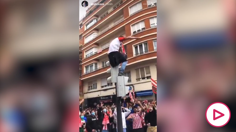 Bilbao: un aficionado del Athletic se lanza al vacío desde un semáforo y se  estampa contra el suelo | Copa del Rey