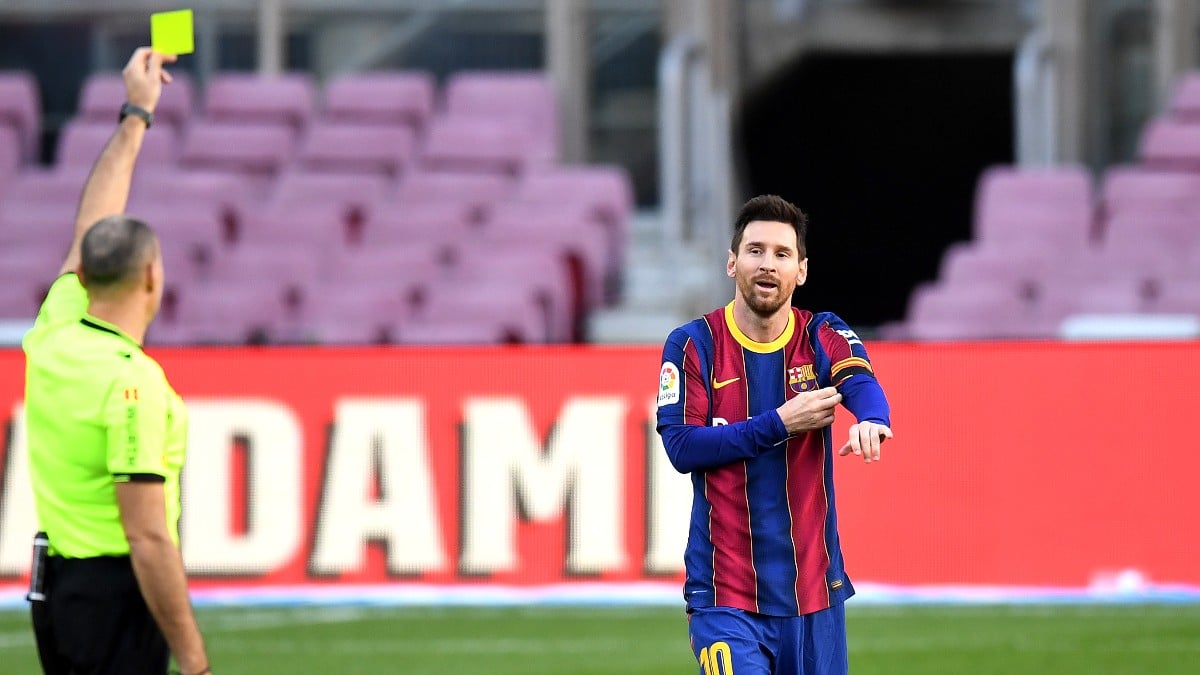 Leo Messi ve una cartulina amarilla en un partido de esta temporada. (Getty)